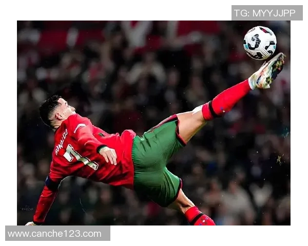 全球足坛十大传奇球星全解析：他们如何改变足球历史的面貌